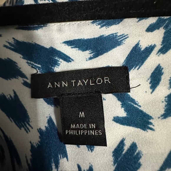 Ann Taylor size M blue print split v neck long sleeve blouse - Picture 4 of 6